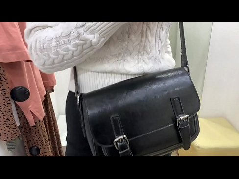 ❤️ الاستمناء العلني للعاهرة الصغيرة FeralBerry مع دسار في غرفة القياس الفاسقات. عند٪ ar.hqpornvideos.ru٪